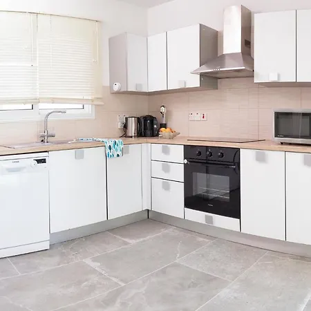 3 Bedroom With Swimming Pool Paralímni